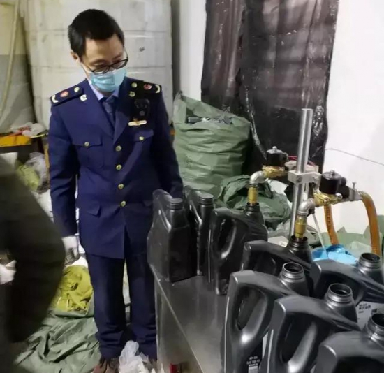 查扣假冒汽車潤滑油2176箱